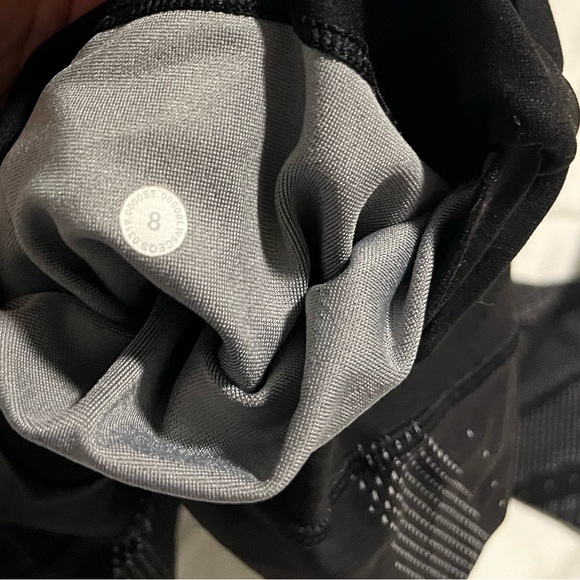 Black Lululemon leggings with white detailing - Picture 3 of 3